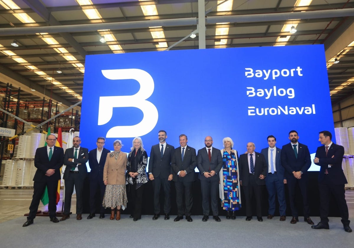 Foto de familia en las nuevas instalaciones de Bayport, donde se han presentado las nuevas áreas de negocio