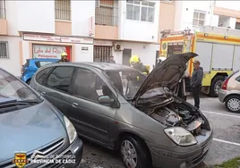 Arde la guantera de un coche aparcado en batería en Chiclana