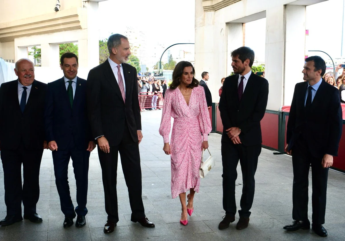 Los Reyes con el ministro de Cultura, el presidente de la Junta, el presidente del Parlamento de Andalucía y el alcalde de Cádiz.