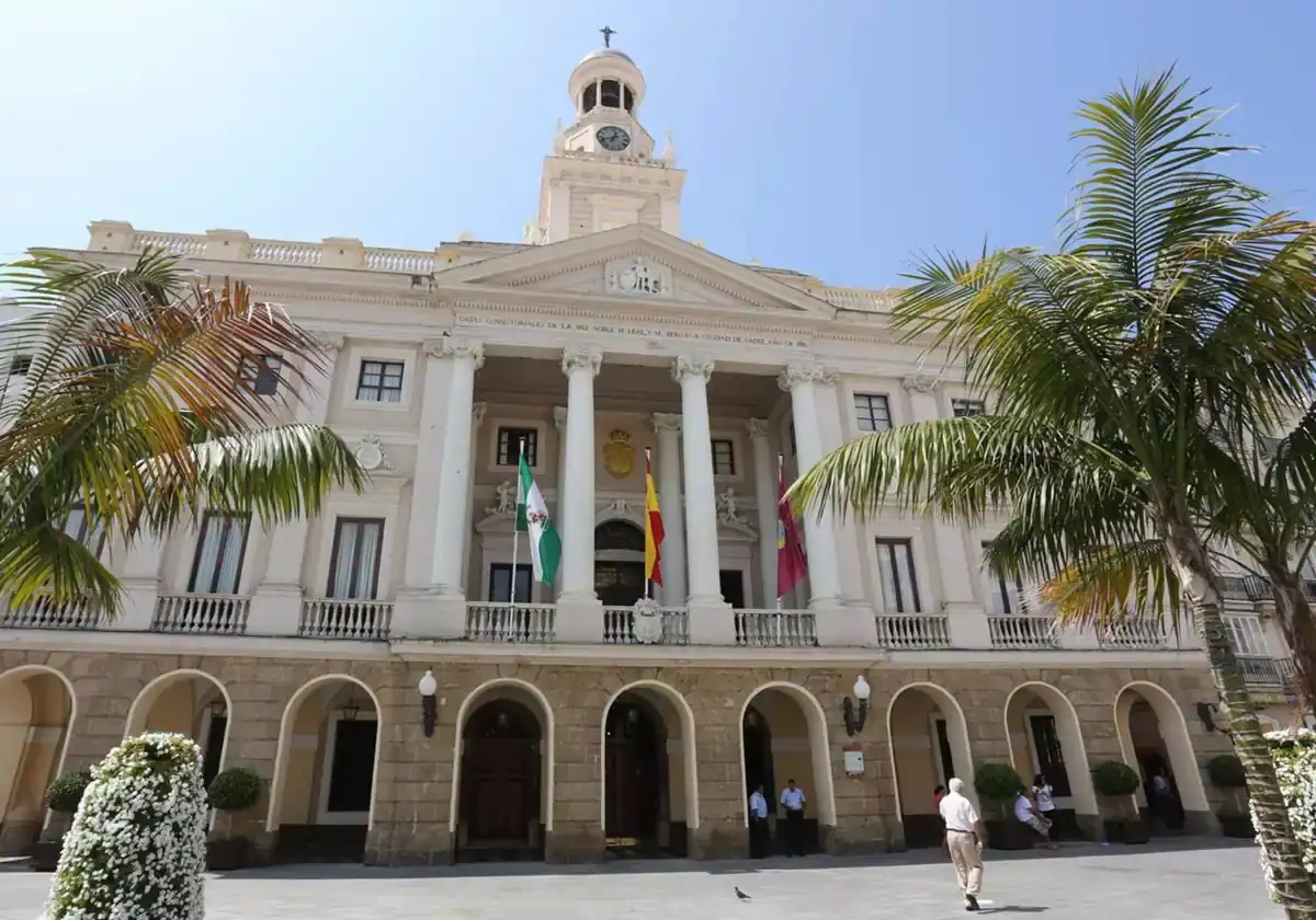 Fachada principal del Ayuntamiento de Cádiz.