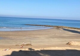 Unos surferos salvan la vida a dos hermanos que se ahogaban en la playa de Santa María del Mar de Cádiz