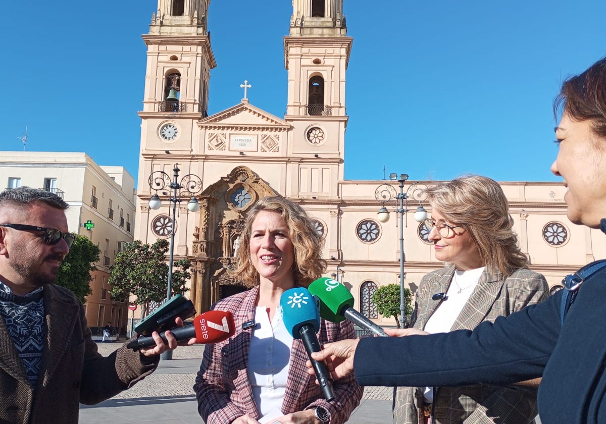 Ana Mestre y Pilar Pintor atienden a los medios en la plaza de San Antonio.