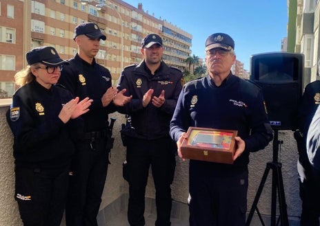 Imagen secundaria 1 - Vídeo: La emocionante despedida del comisario Menacho en Cádiz tras 43 años de servicio