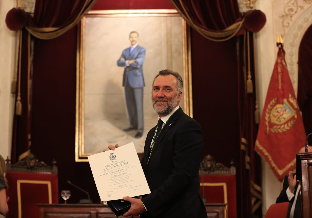 El pintor sostiene el diploma que acredita su entrada en la Real Academia de Bellas Artes.