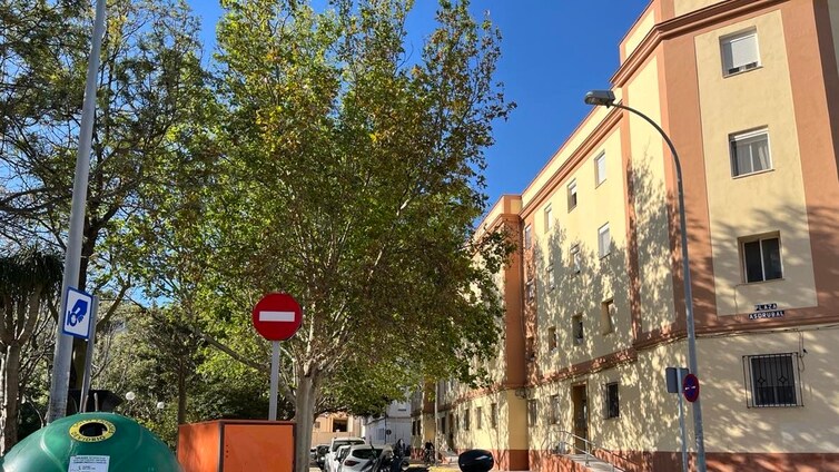 La señal de 'prohibido el paso' que está pasando casi desapercibida en la plaza Asdrúbal de Cádiz