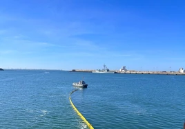 La Armada realiza con éxito el simulacro de un vertido de gasolina en aguas de la Base Naval de Rota