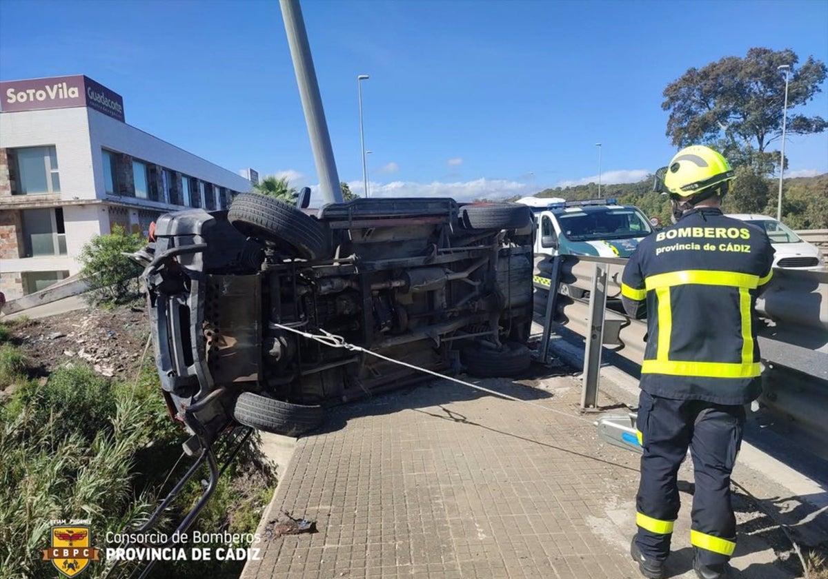 Un conductor de 81 años tiene que ser evacuado al volcar su vehículo en un puente sobre el río Guadarranque de la A-7