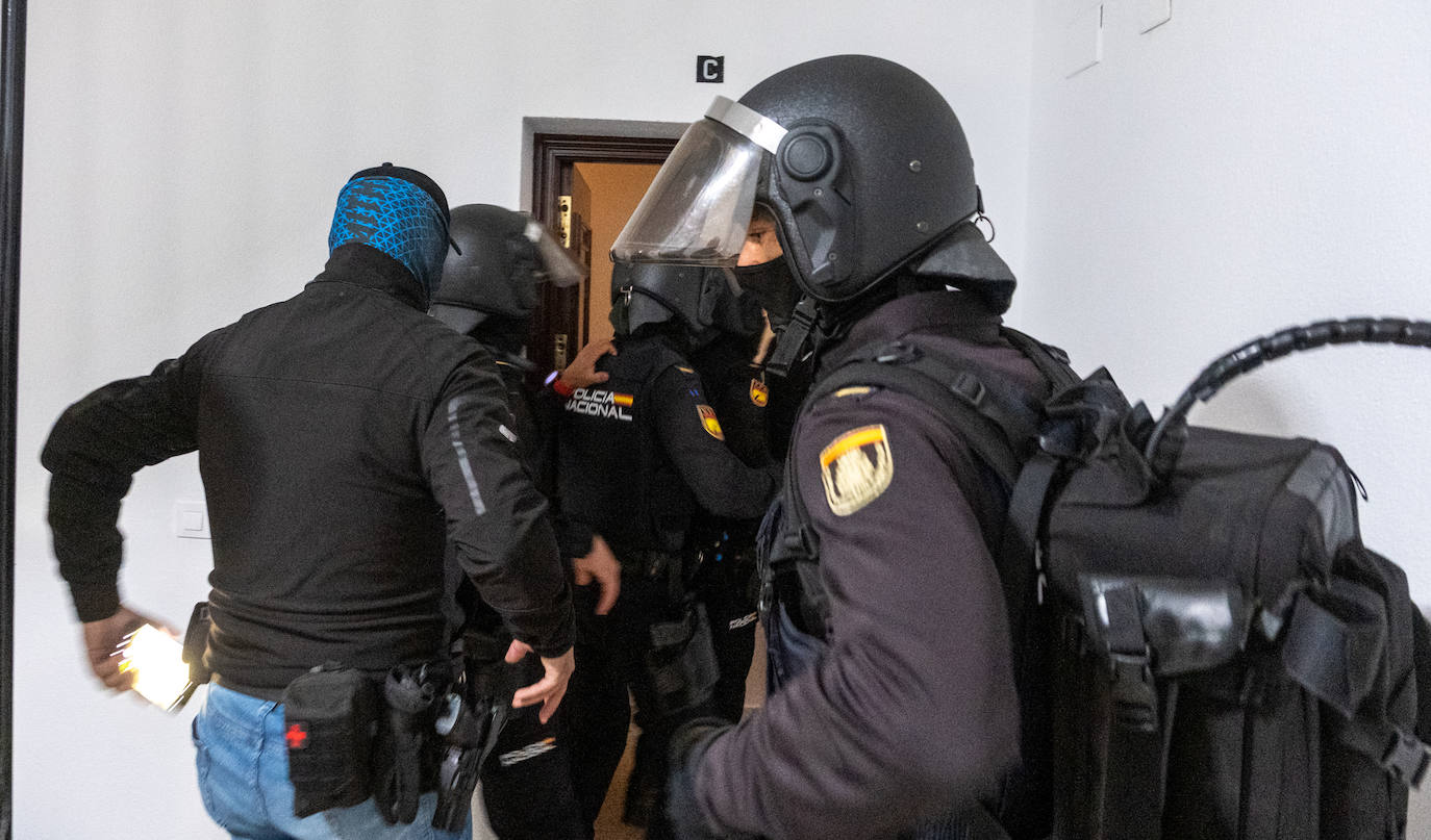 Fotos: Operación de la Policía Nacional antidroga en la barriada de la Paz de Cádiz