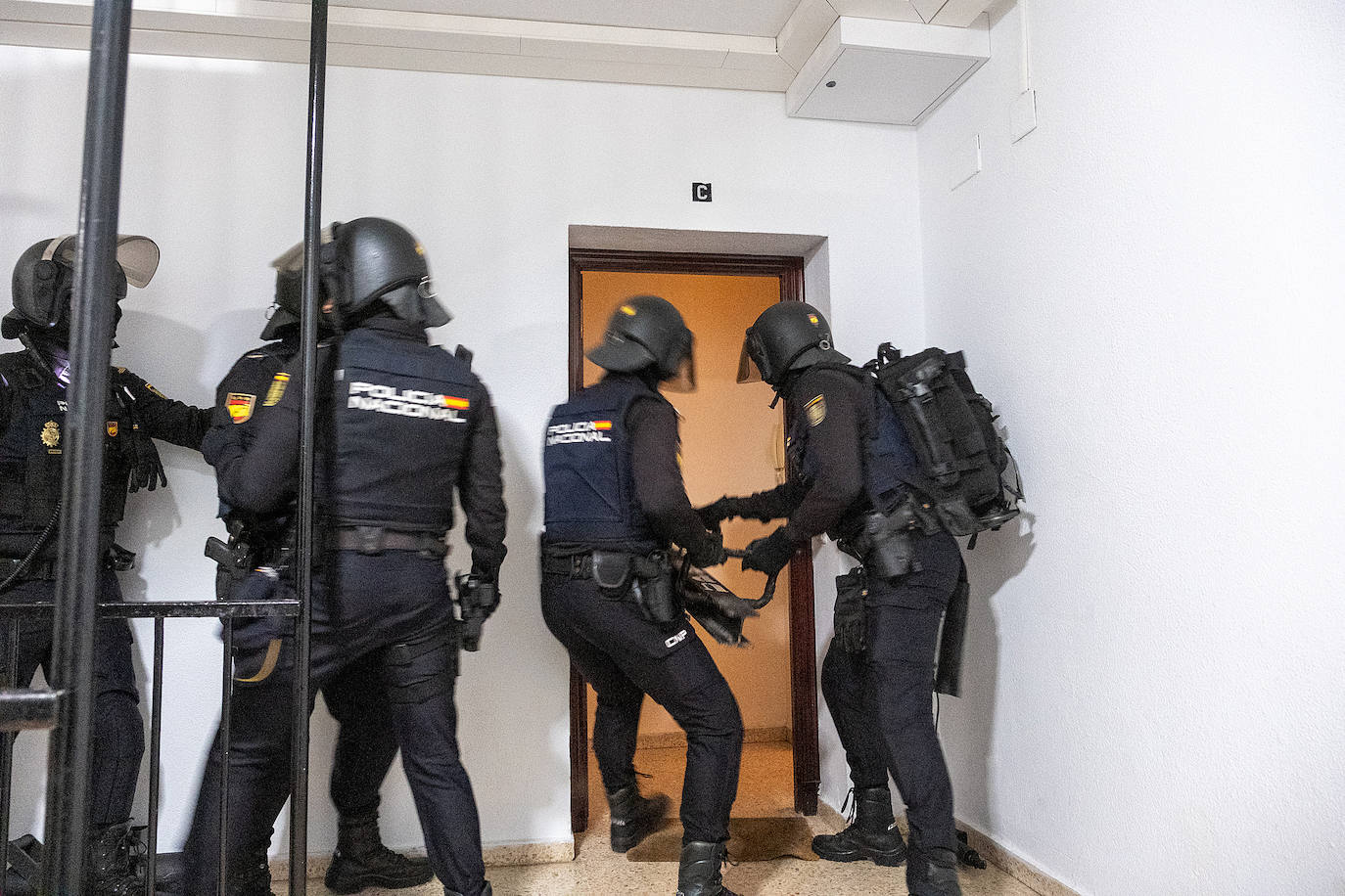 Fotos: Operación de la Policía Nacional antidroga en la barriada de la Paz de Cádiz
