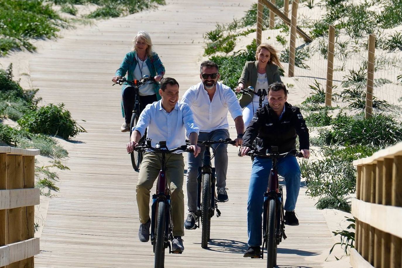 El pedaleo del presidente: Juanma Moreno se sube a la bicicleta en el bautizo del Eurovelo 8