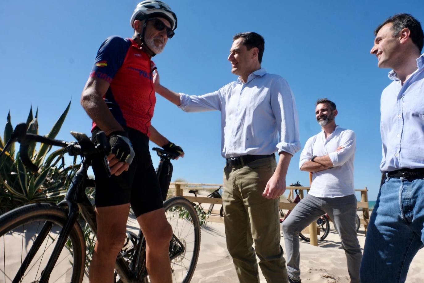 El pedaleo del presidente: Juanma Moreno se sube a la bicicleta en el bautizo del Eurovelo 8