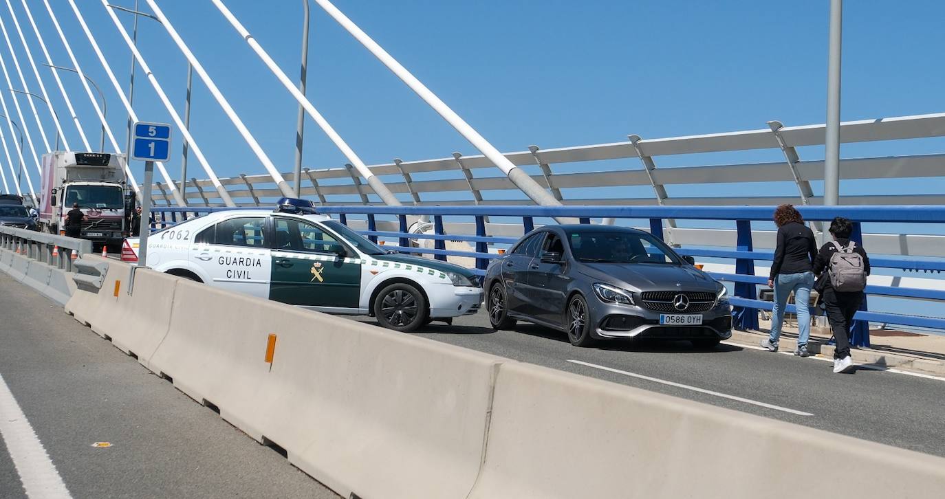 El otro &#039;atasco&#039; en el segundo puente de Cádiz: imágenes de la película que se rueda en la ciudad