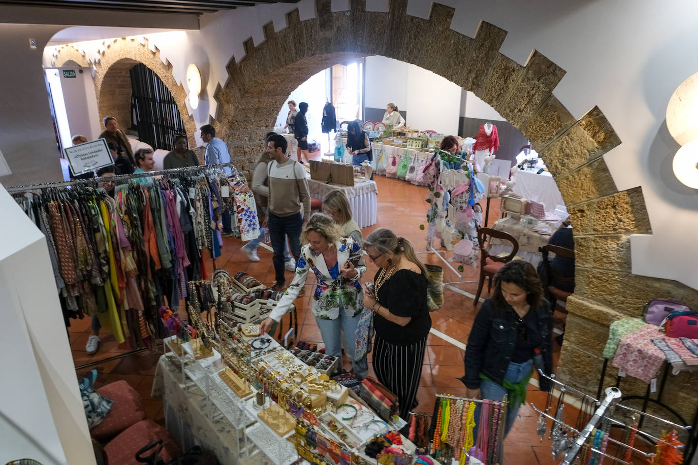 FOTOS: Mercadillo solidario a favor de la Asociación Reyes Magos