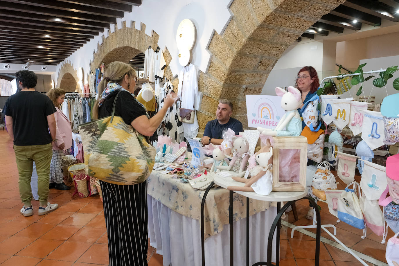 FOTOS: Mercadillo solidario a favor de la Asociación Reyes Magos