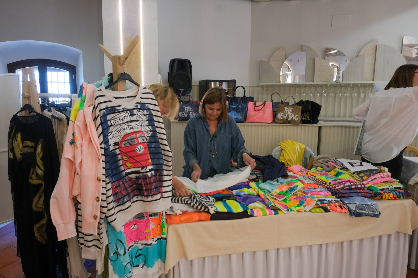 FOTOS: Mercadillo solidario a favor de la Asociación Reyes Magos