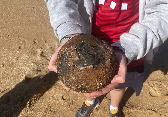 Alumnos encuentran una bala de cañón en la playa Lavaculos de Chiclana