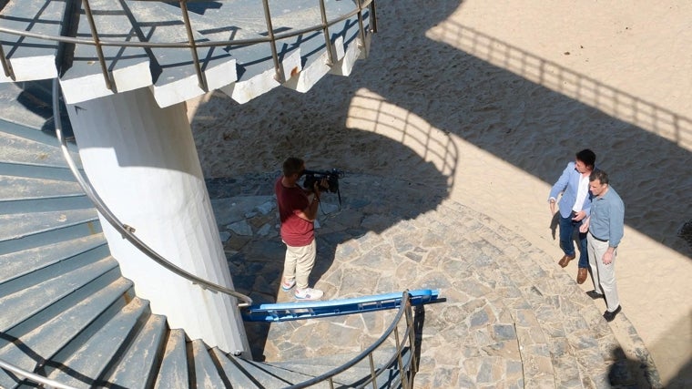 Bruno García y José Manuel Cossi, junto a la escalera de caracol de Santa María del Mar.