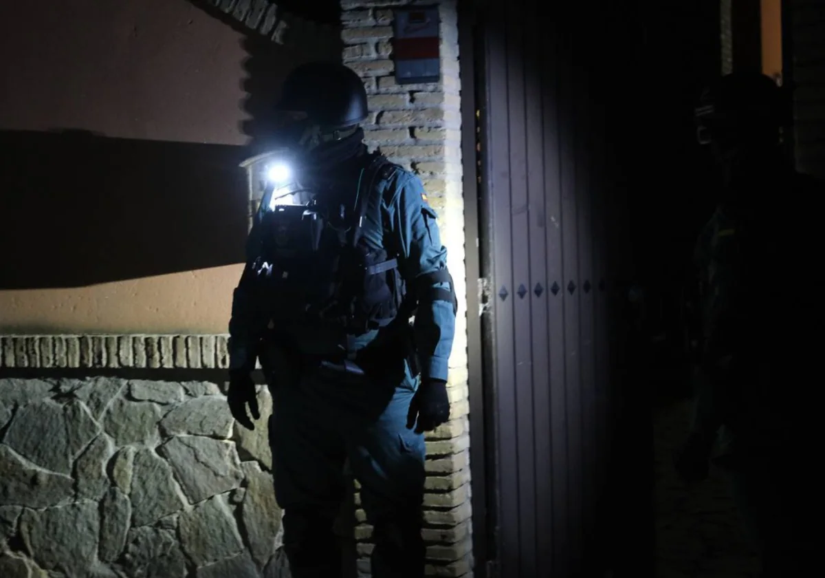Un agente de la Guardia Civil custodia un registro en Sanlúcar en una operación anterior.
