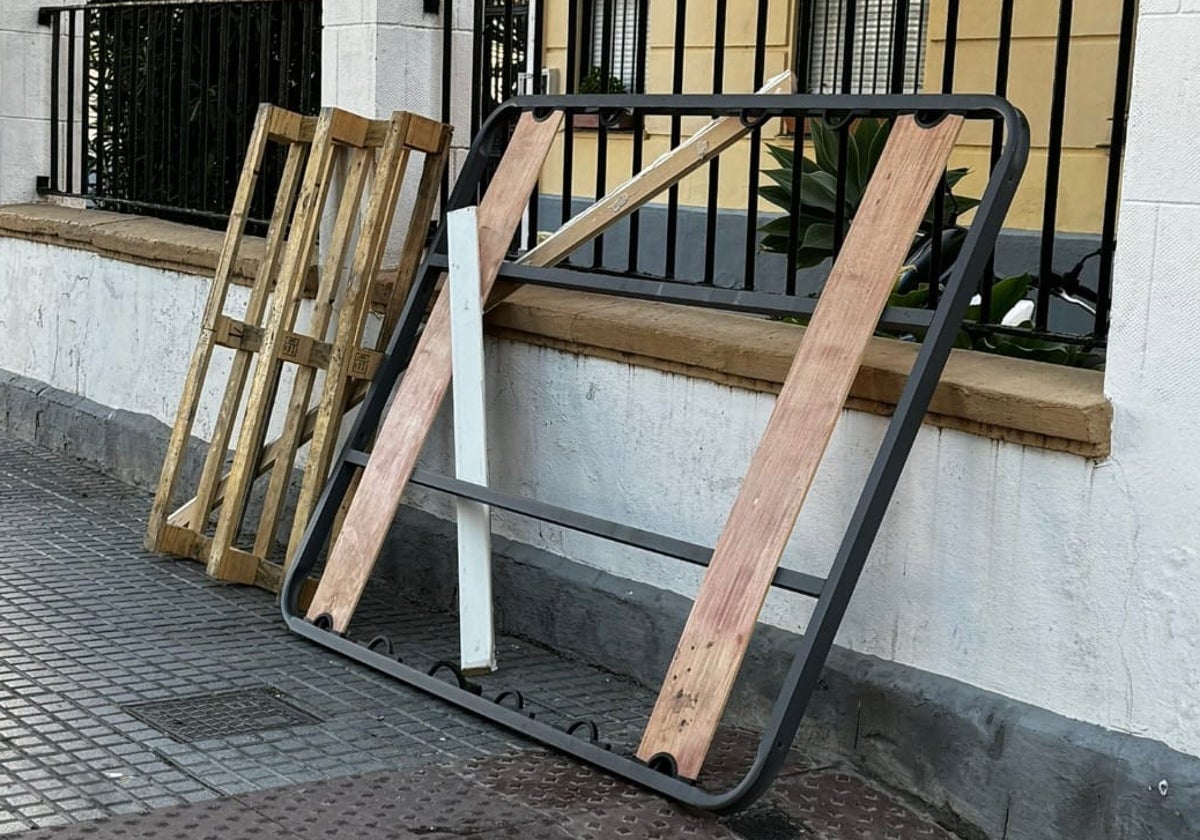 La estructura de un somier, abandonado este pasado fin de semana en la calle.