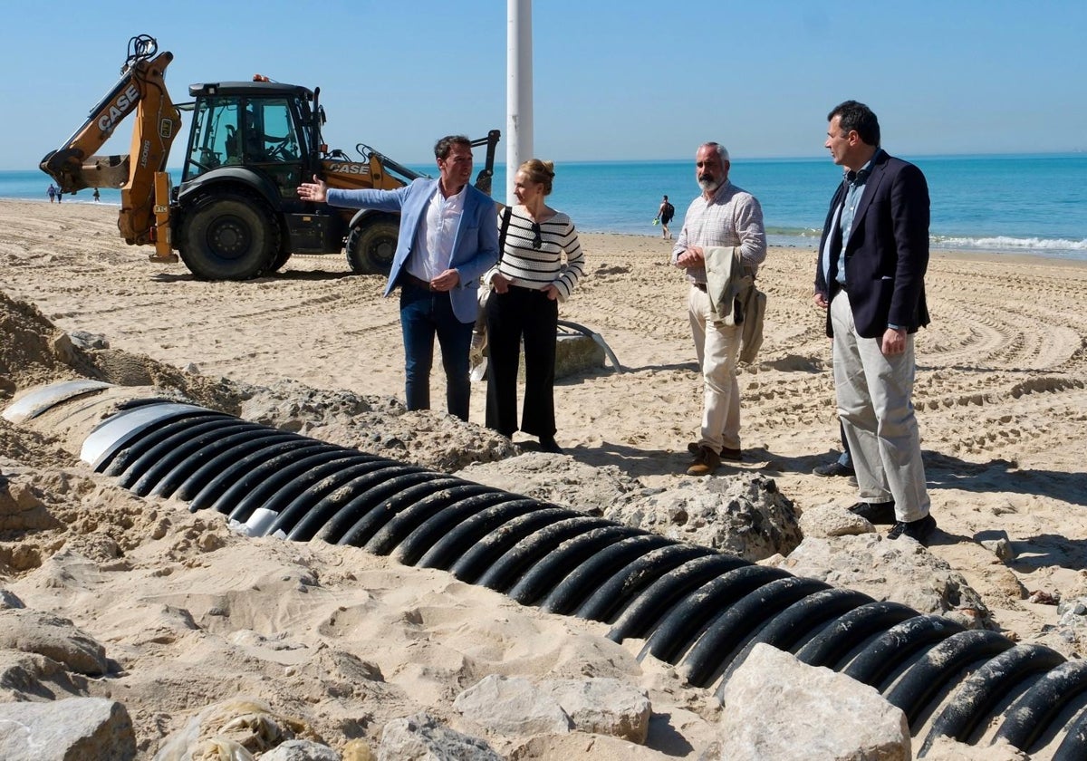 El alcalde visita las obras junto al presidente y la gerente de Aguas de Cádiz.