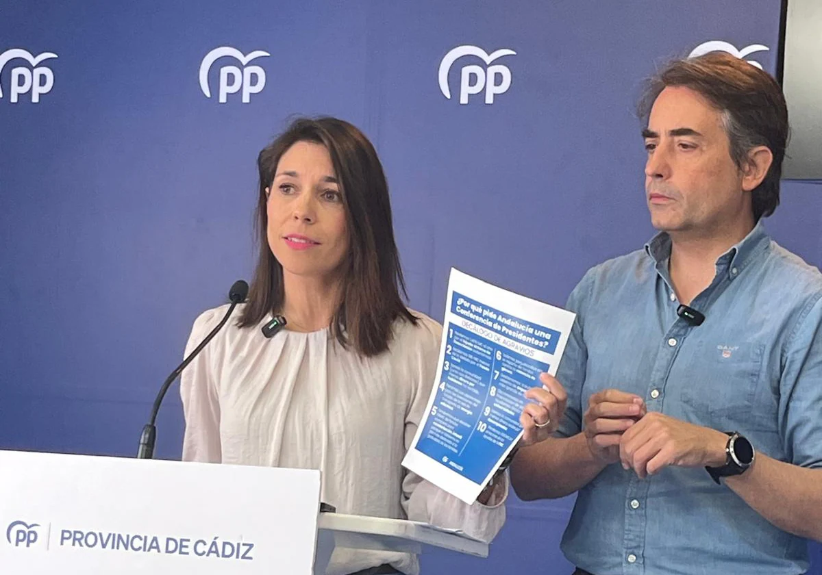 Auxiliadora Izquierdo y Antonio Saldaña presentando en Cádiz la campaña informativa del PP sobre los agravios del Gobierno de España