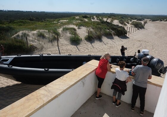 La narcolancha ha sido trasladada por la mañana a la entrada de la playa de los Toruños, en Valdelagrana.