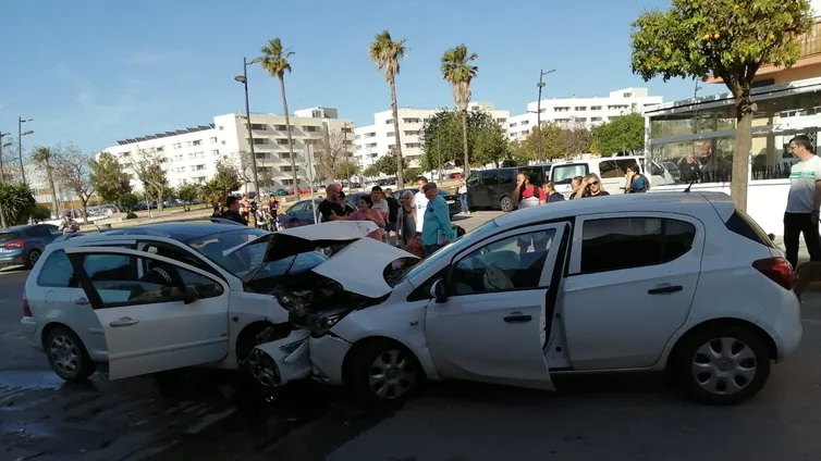 Una conducción temeraria y el consumo de bebidas alcohólicas provocan un accidente con heridos en Puerto Real