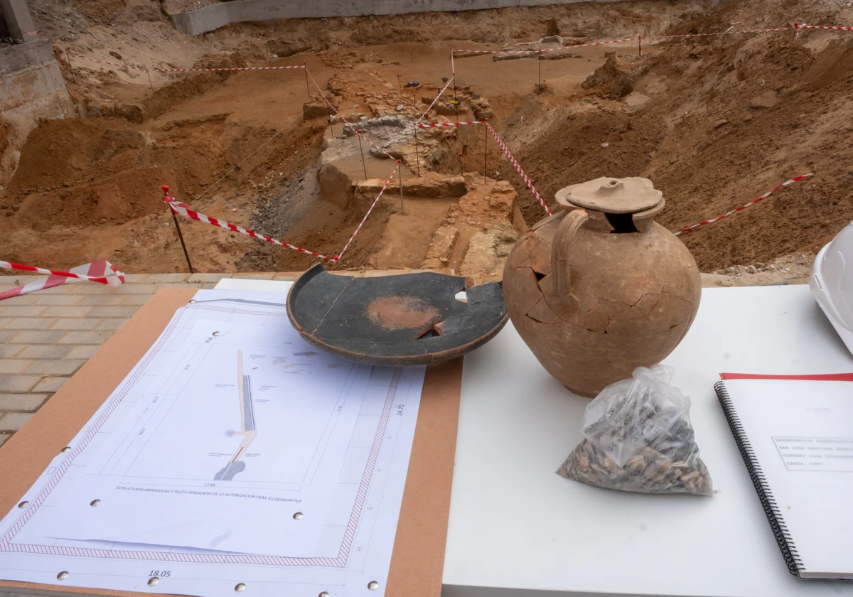 La pátera y la urna con restos óseos de un menor que se han descubierto en el solar de Marqués de Cropani.