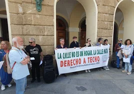 La APDHA saca los colores al Ayuntamiento de Cádiz con las personas sin hogar