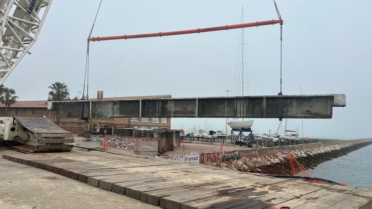 El Puente que dejó de ser puente: las imágenes de la retirada del primer vano del Carranza