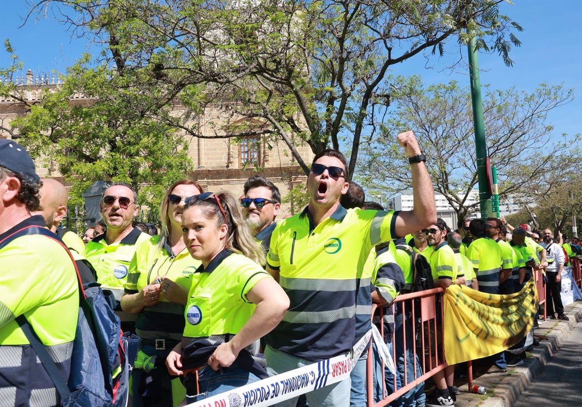 Los trabajadores de Acerinox durante una concentración.