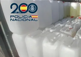 Dos detenidos en Jerez, entre ellos un menor de edad, con casi 700 litros de gasolina destinados a las narcolanchas