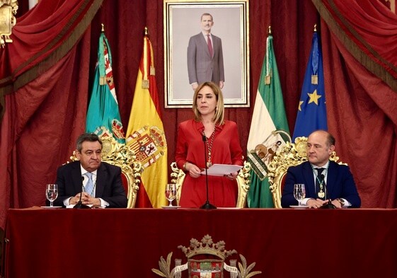 La presidenta Almudena Martínez junto a José Loaiza y Juancho Ortiz