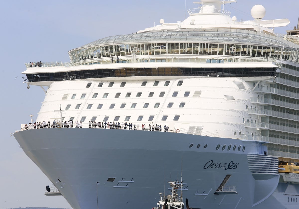 Salida de los astilleros de Cádiz del crucero Oasis of the Seas en 2019.