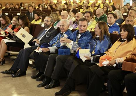 Imagen secundaria 1 - Gunter Pauli pide en Cádiz «cambiar el paradigma del transporte marítimo» apostando por las energías renovables y la sostenibilidad