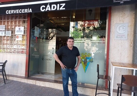 Teo, orgulloso, en la puerta de su bar en Badajoz.