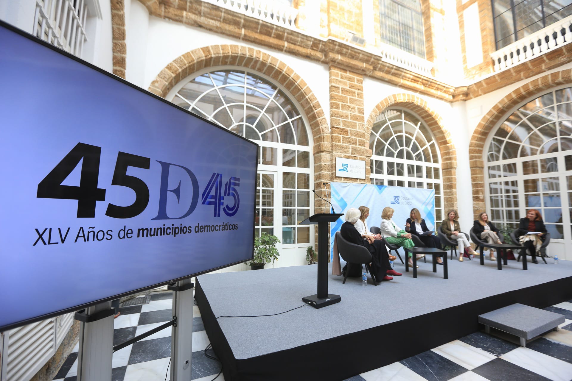 Fotos: Imágenes de la mesa redonda sobre el papel de la mujer en política organizado por Diputación