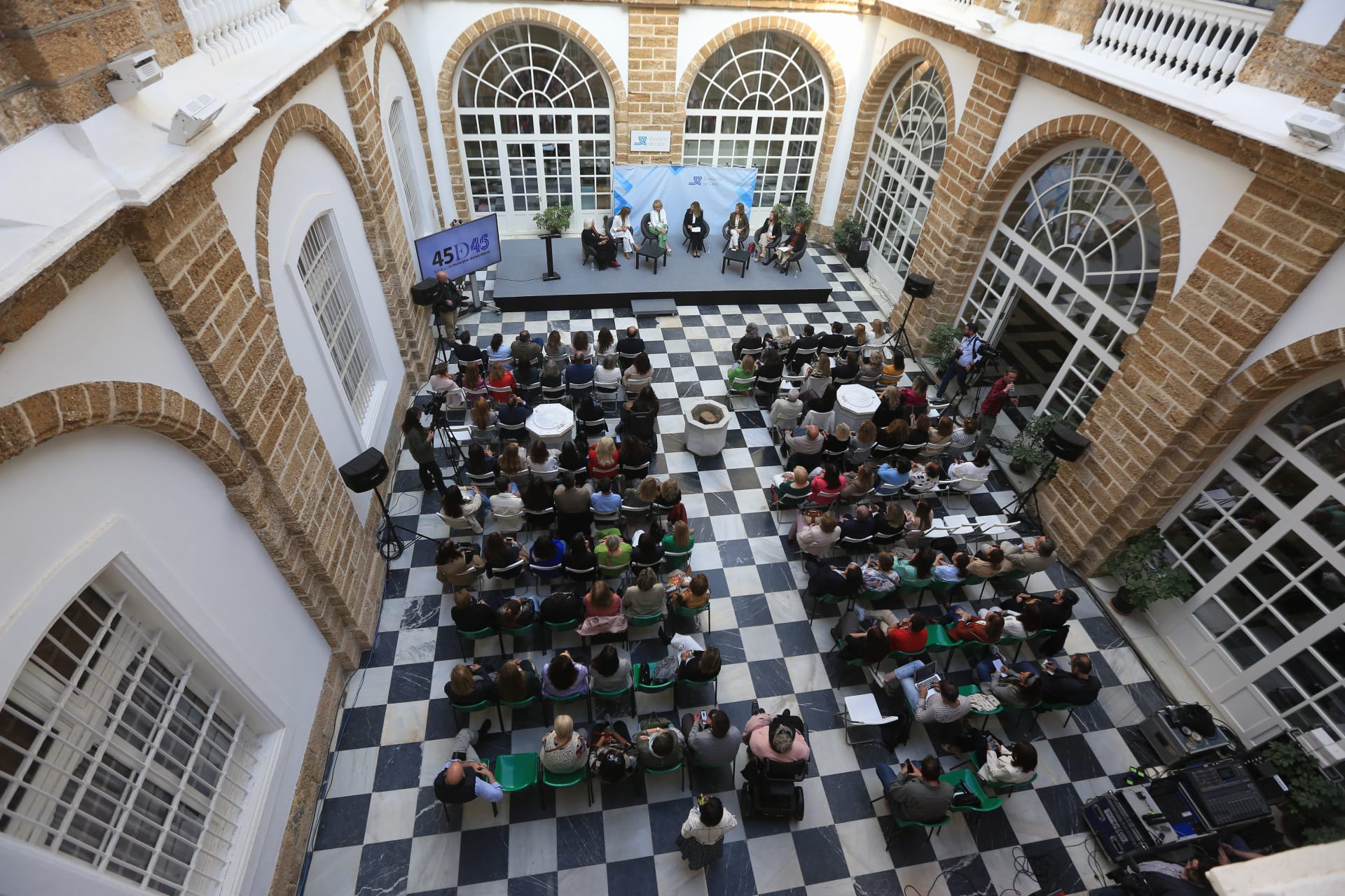 Fotos: Imágenes de la mesa redonda sobre el papel de la mujer en política organizado por Diputación