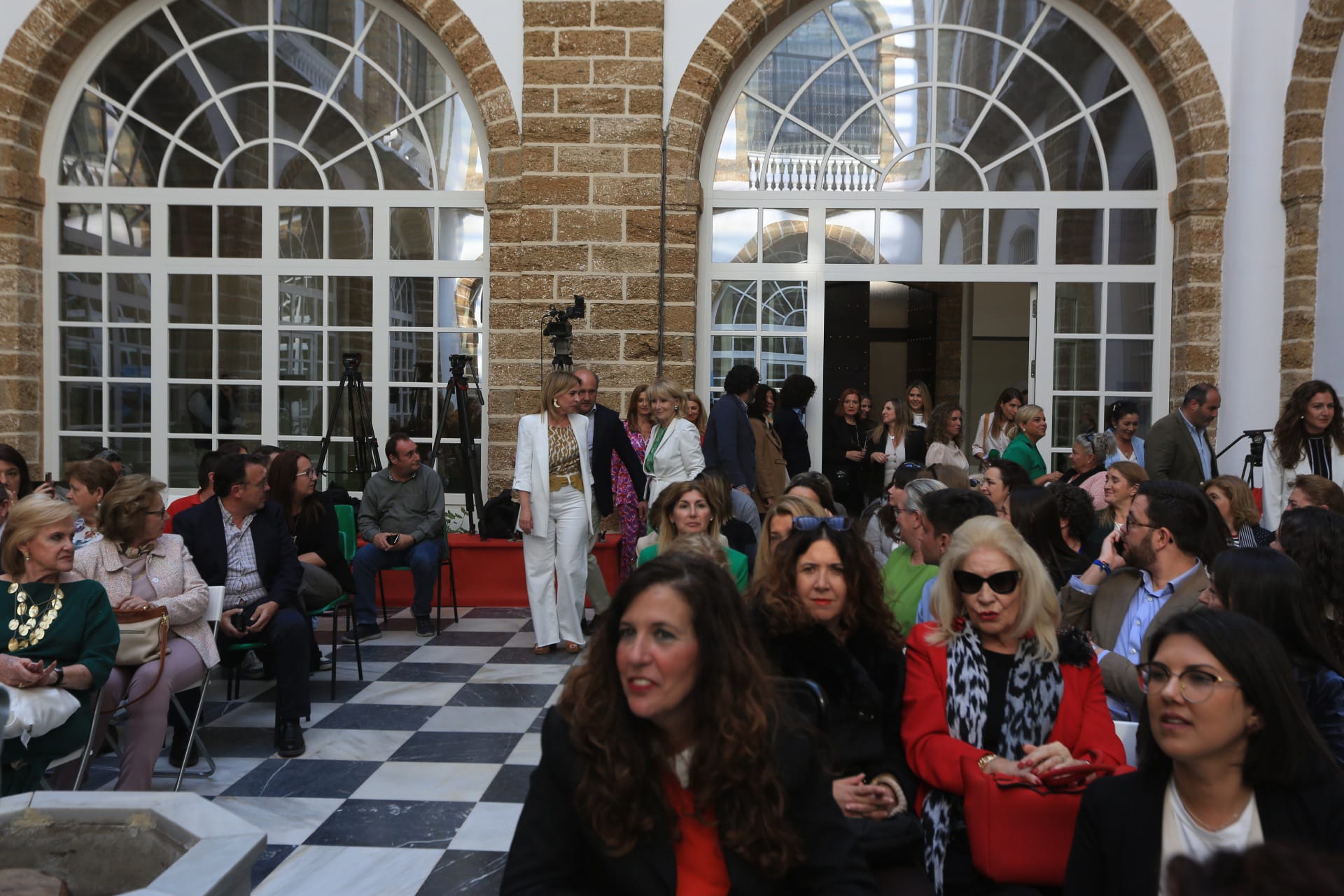 Fotos: Imágenes de la mesa redonda sobre el papel de la mujer en política organizado por Diputación