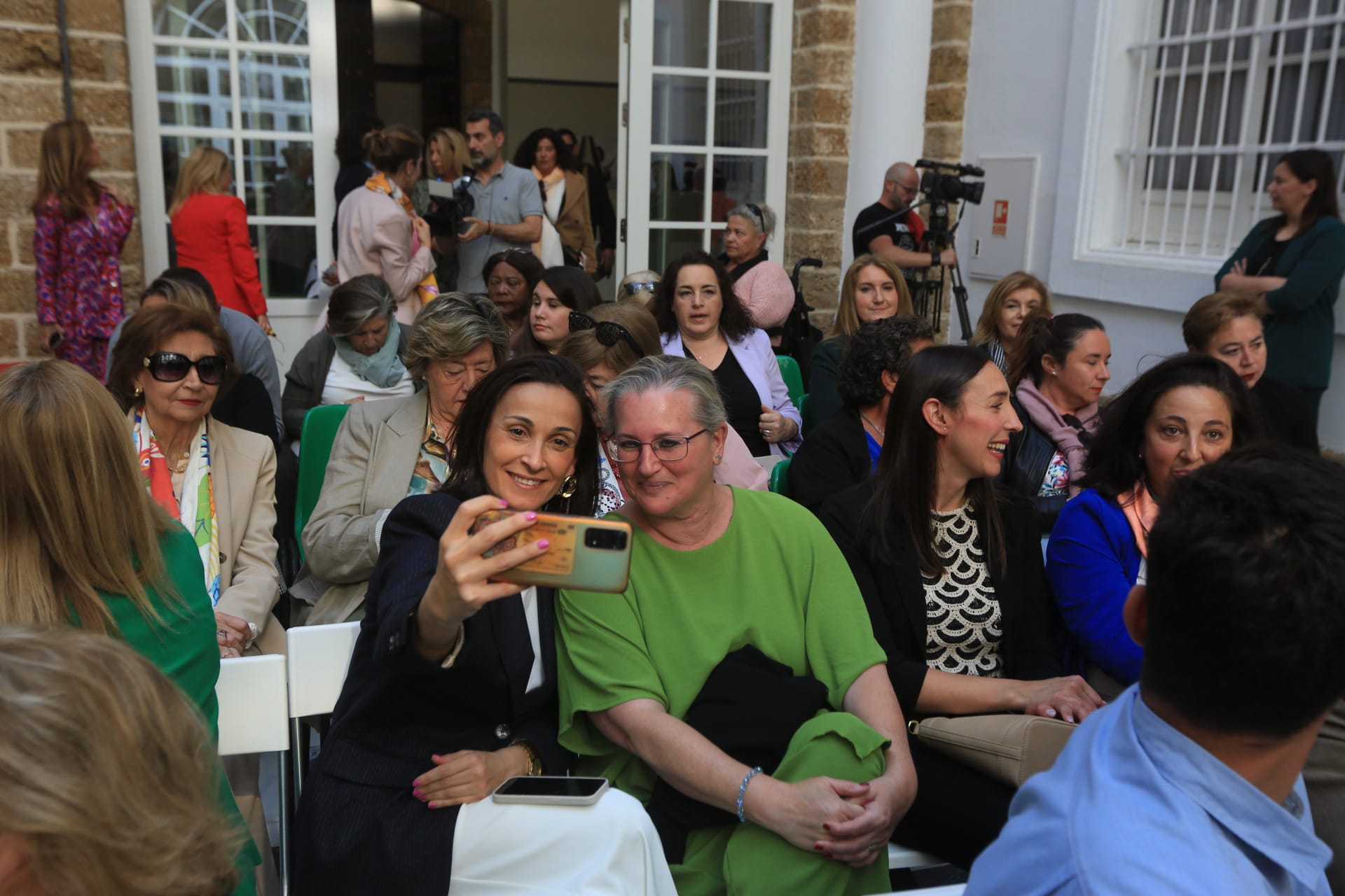 Fotos: Imágenes de la mesa redonda sobre el papel de la mujer en política organizado por Diputación