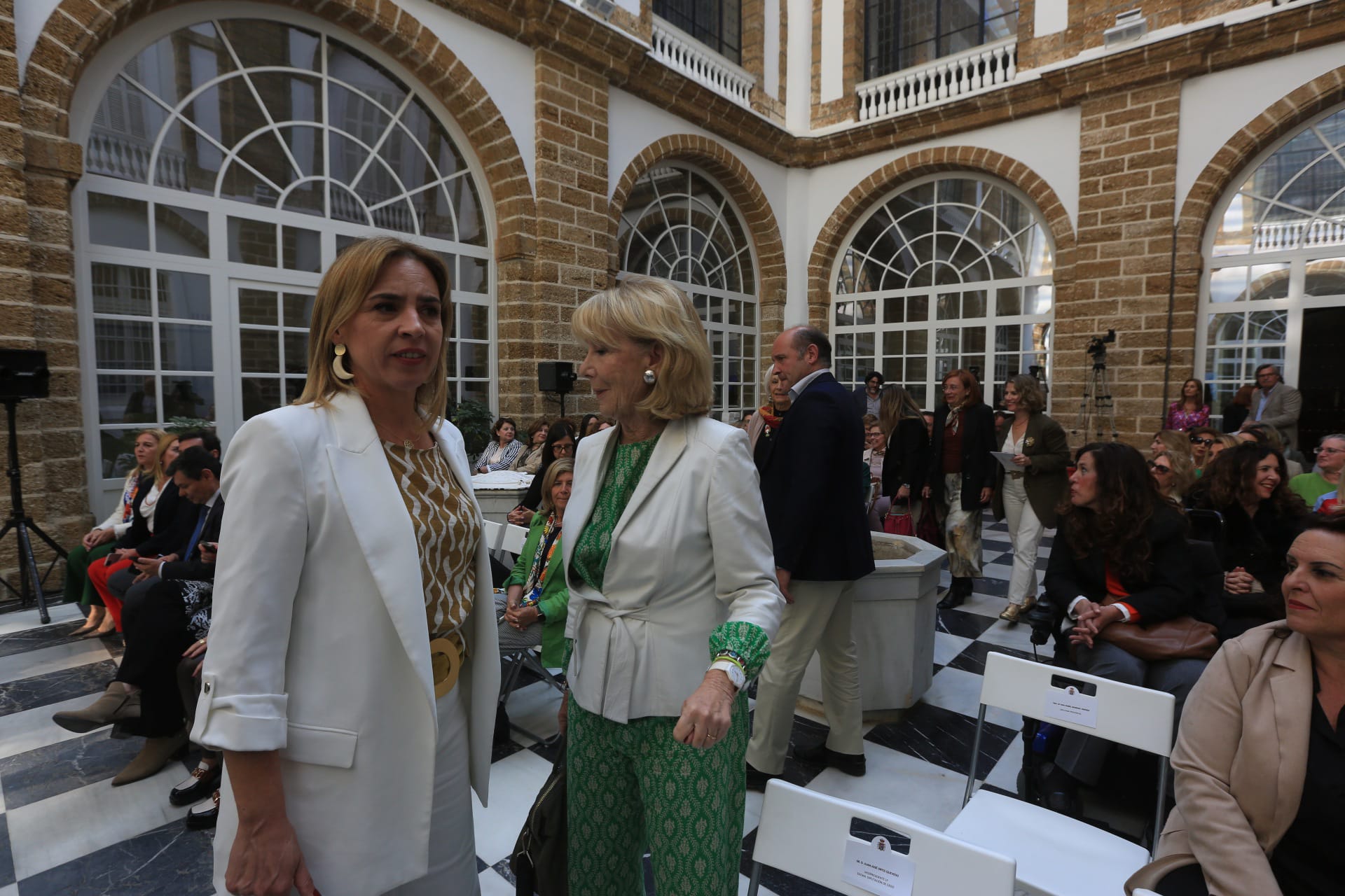 Fotos: Imágenes de la mesa redonda sobre el papel de la mujer en política organizado por Diputación