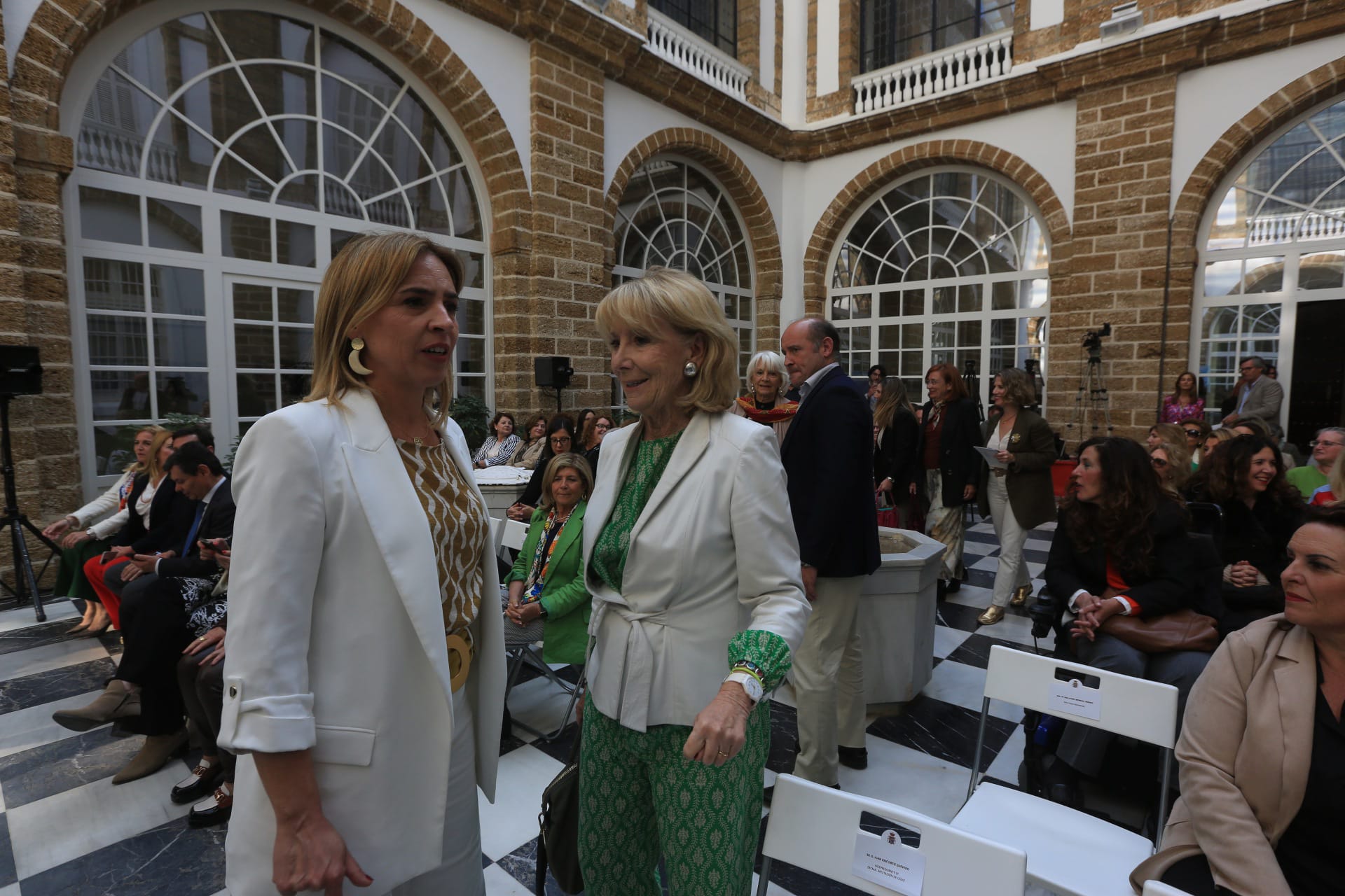 Fotos: Imágenes de la mesa redonda sobre el papel de la mujer en política organizado por Diputación