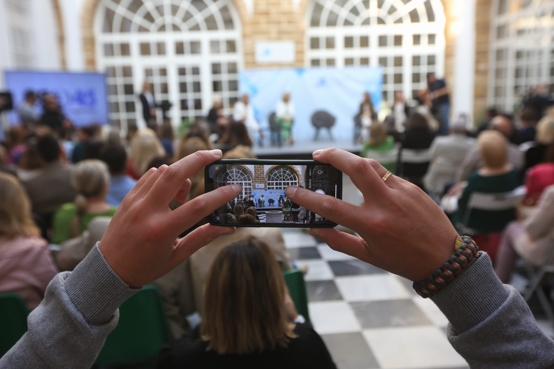 Fotos: Imágenes de la mesa redonda sobre el papel de la mujer en política organizado por Diputación