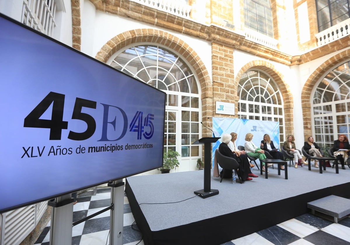 Fotos: Imágenes de la mesa redonda sobre el papel de la mujer en política organizado por Diputación