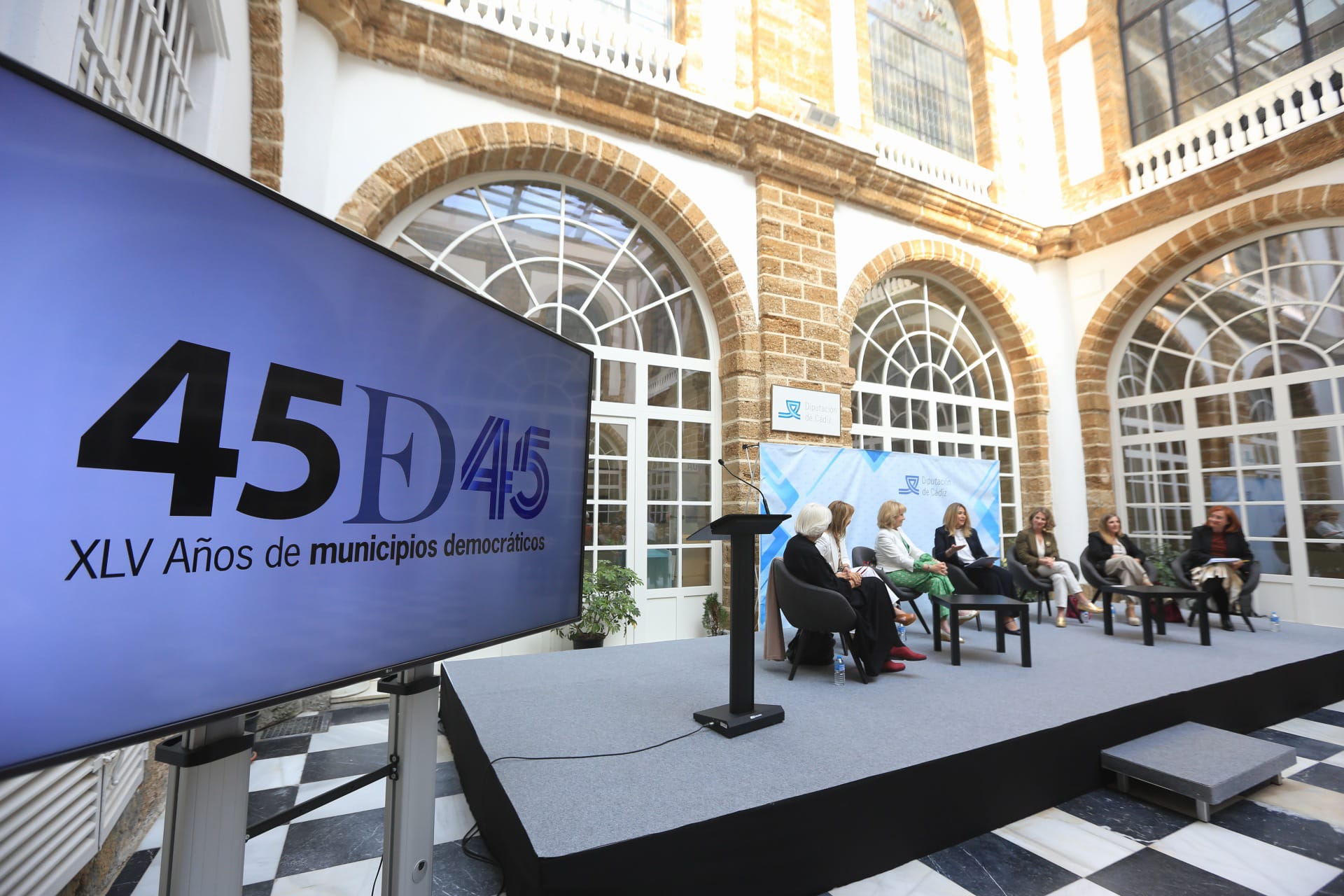 Fotos: Imágenes de la mesa redonda sobre el papel de la mujer en política organizado por Diputación