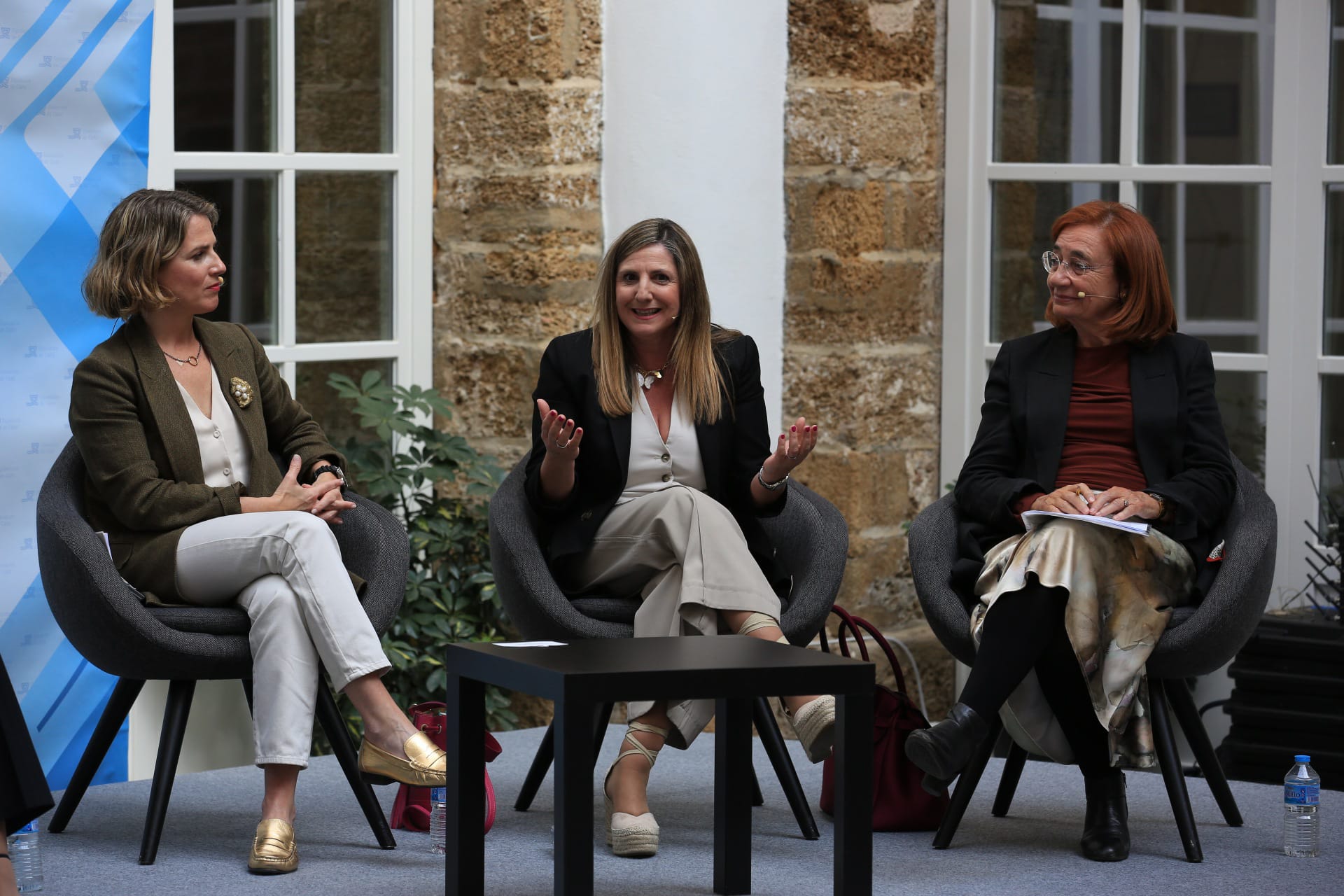 Fotos: Imágenes de la mesa redonda sobre el papel de la mujer en política organizado por Diputación