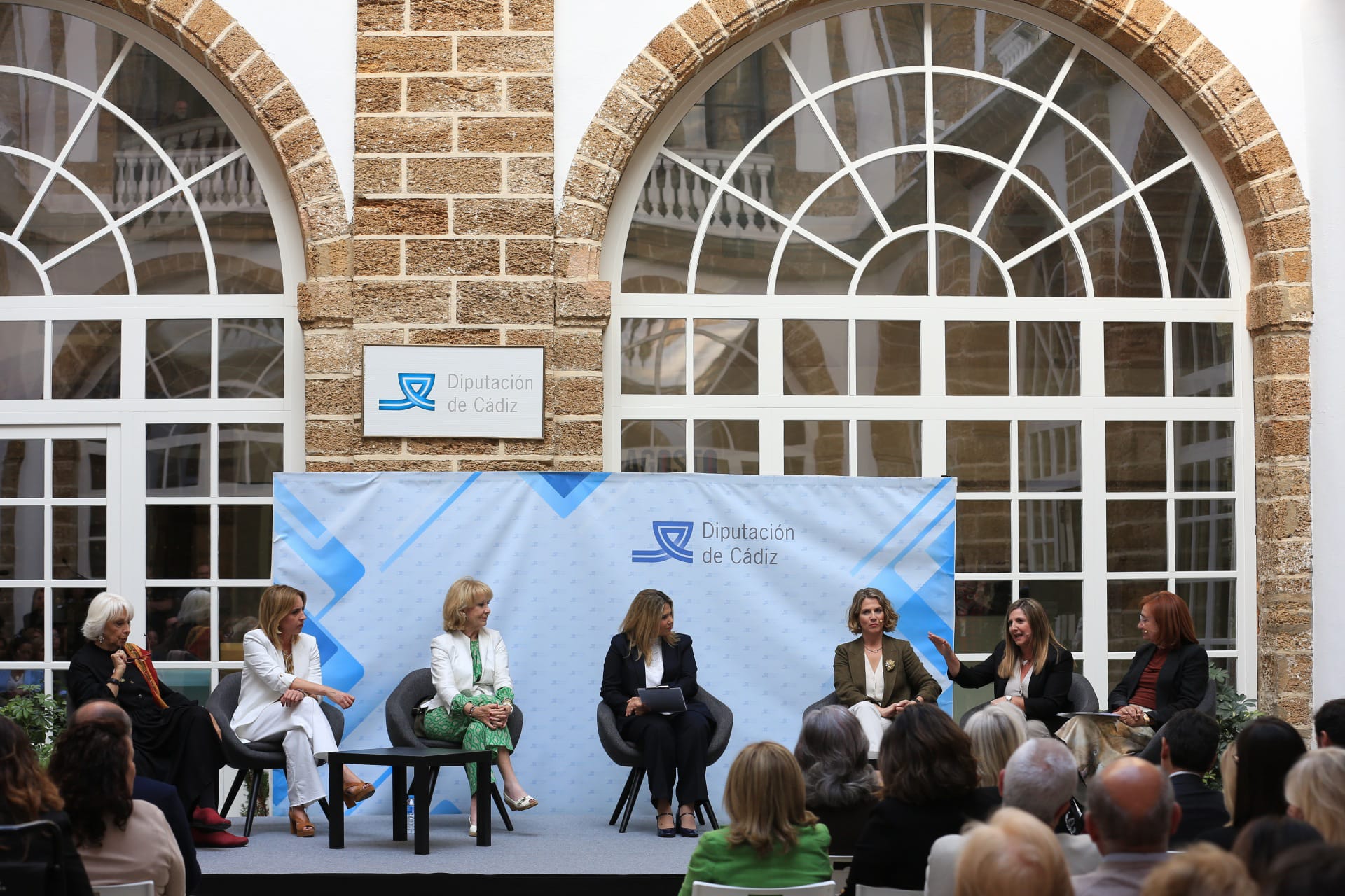 Fotos: Imágenes de la mesa redonda sobre el papel de la mujer en política organizado por Diputación