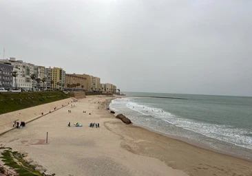 La playa de Santa María del Mar de Cádiz en un día nublado