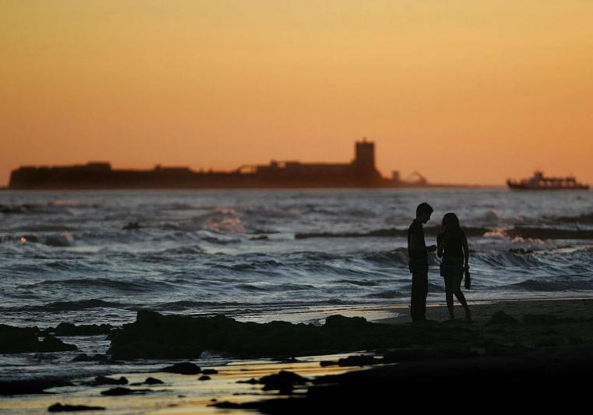 En marcha un nuevo aporte de arena para la playa de la Barrosa