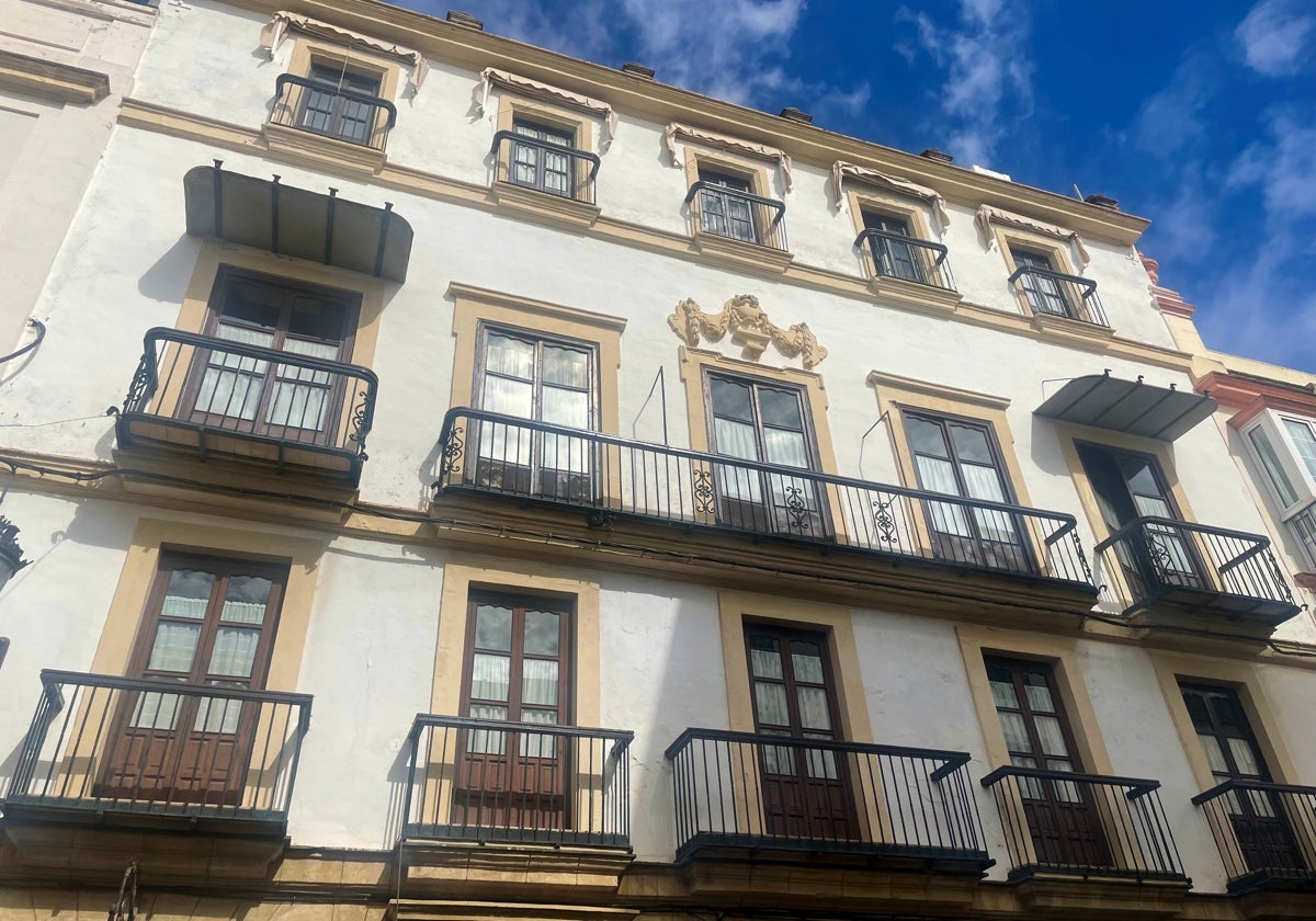 Fachada de los apartamentos de Calle Larga, 70